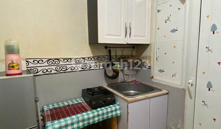 Green Pramuka studio apartment furnished, rented monthly at a low price.