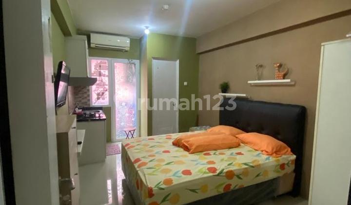 Annual furnished studio apartment for rent in Digreen Pramuka. 2