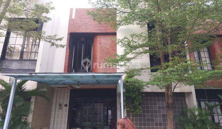 tampak depan rumah suasana asri di cluster
