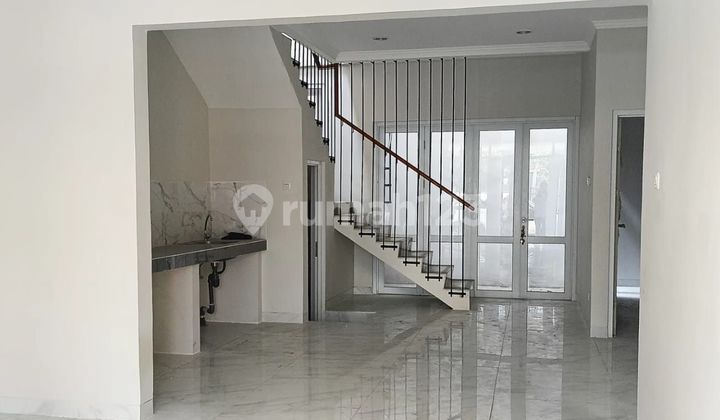 Modern and nice house with freehold title in Graha Raya Modern and nice house with freehold title in Graha Raya