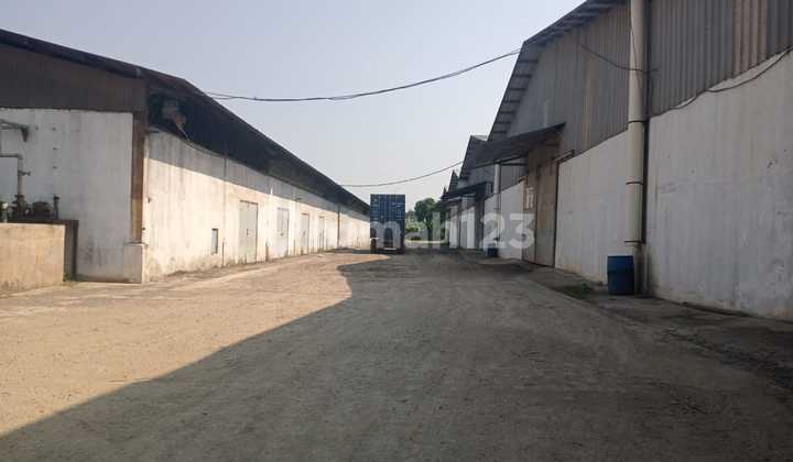 Warehouse for rent in East Kerawang, 1km from toll exit. Warehouse for rent in East Kerawang, 1km from toll exit.