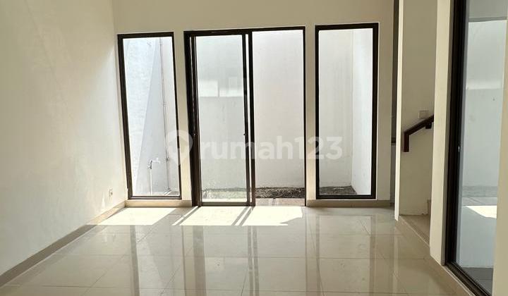 RUMAH BAGUS RAPIH LINGKUNGAN ASRI DI THE GREEN BSD DEKAT TOL