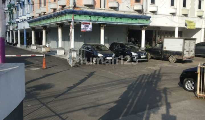 Cheap 3-Story Shop House 76.0 M² Certificate of Ownership in Taman Surya Caringin 1
