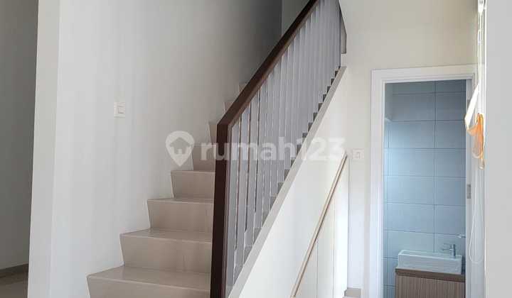 Dijual Rumah 2lantai di Uville Bintaro 2