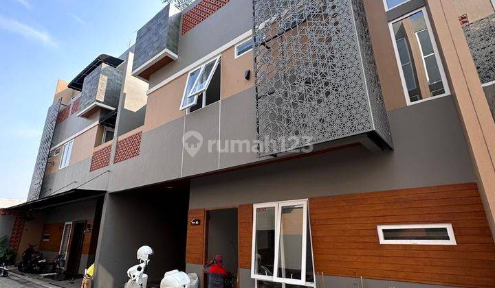 Rumah Modern 3 Lantai ada Jacuzzi dan Rooftop Jagakarsa 1