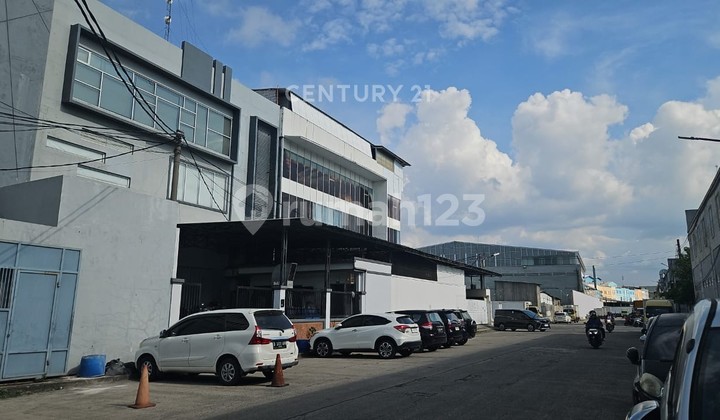 Gudang Plus Kantor di Sentra Industri Iii Pik Jakarta Utara Row Jalan Lebar