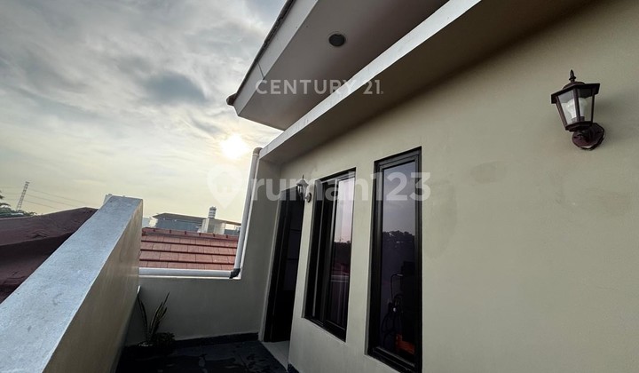 Modern-Themed House with Semi-Furnished in JGC Cakung 2