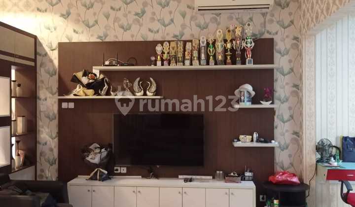 Dijual Rumah 2 Lt Bagus dan Rapi di Heliconia (Pinggir Jalan), Harapan Indah, Bekasi