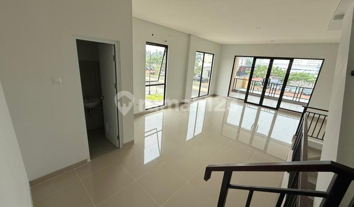 For Rent, Strategic Shop House by the Roadside, in Front of Paramount Car Market. 2