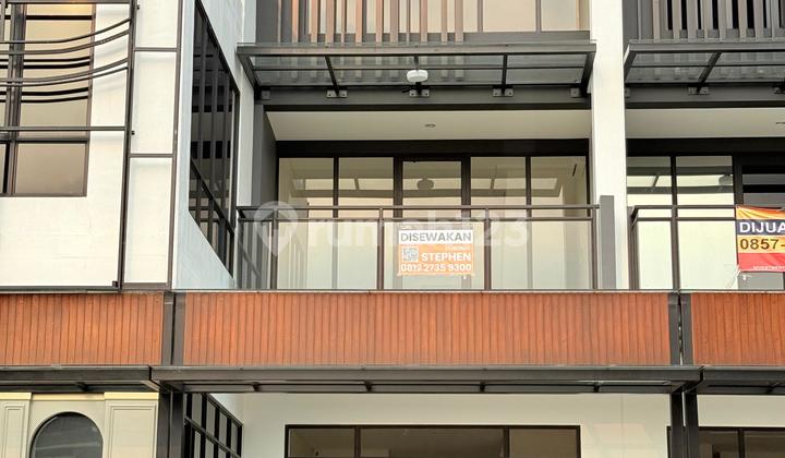 Di Sewakan Ruko Hampton Lokasi Strategis Hadap Jalan