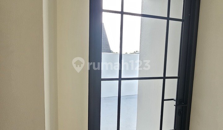 Bellefont East Rumah Mewah 3 Lantai European Modern Classic, Ditengah Kota Gading Serpong! 2