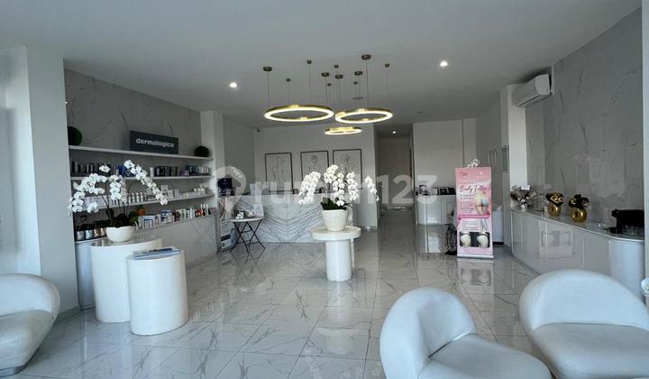 Gedung Ruko Modern Strategis di Jalan Raya Kerobokan