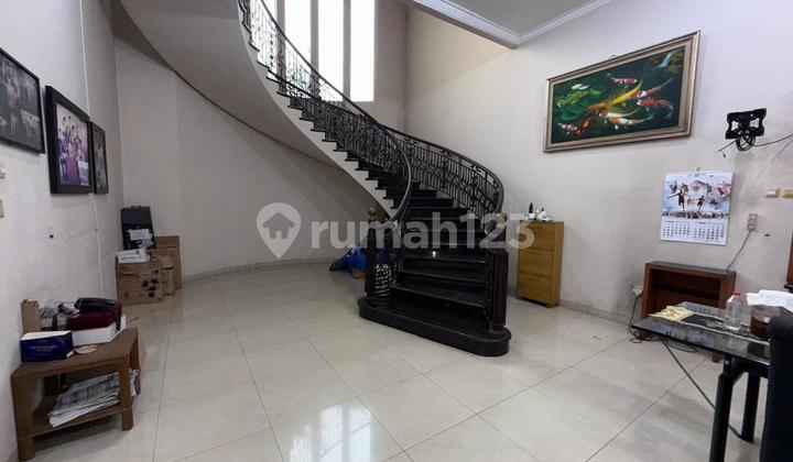 For Rent: Beautiful, Luxurious, Spacious, Well-Maintained House Ready for Occupancy, Suitable for Cafe or Office, 2 Floors, Negotiable, Located on Main Road in Padalarang. 2