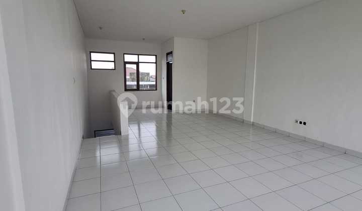 For Sale 11 New Well-Maintained Good Shophouses Ready to Occupy 2 Floors Busy Area Suitable for Investment Huge Discount Hurry Before They Run Out in Derwati Mas 2