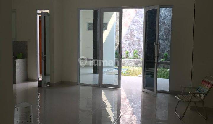 Dijual Rumah Tinggal 3 Lantai Baru Modern Siap Huni di Kopo Mas 1