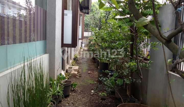 Dijual Rumah Bagus Terawat Siap Huni Semi Furnished Ada Taman Depan dan Samping 2,5 Lantai Hook Strategis Mainroad di Sukamulya Kopo 2