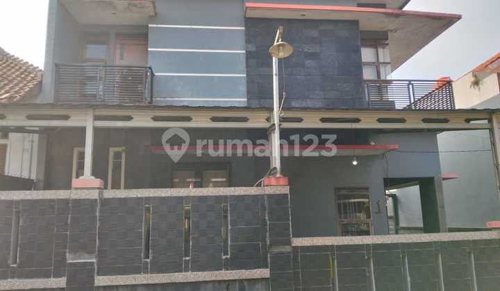 Dijual Rumah Bagus Terawat 2 Lantai Siap Huni Luas Akses 2 Mobil Dekat Kampus Polban ULBI Maranatha di Daerah Sariwangi