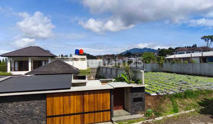 Dijual Rumah Sangat Baru Modern Minimalis Cantik Siap Huni View Depan Belakang Bagus Pegunungan Lingkungan Tenang Udara Segar dan Ngadem di Setiabudi Regency