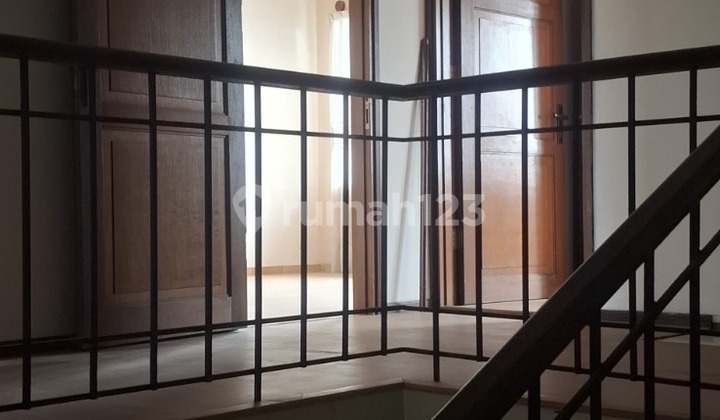 Dijual Cepat Rumah Bagus Terawat Siap Huni 3 Lantai Akses Mudah ke Jalan Utama Lingkungan Aman Tenang Cocok untuk Keluarga di Setraduta 2