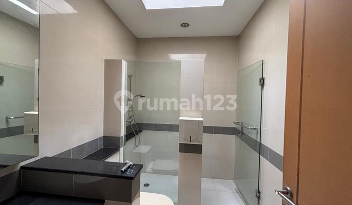 Luxury Office Building for Rent, Spacious with Elevator, Suitable for Banks, Offices, Large Restaurants near Buah Batu Toll Road and Moh Toha, Excellent Rooftop View in the Soekarno Hatta Wing.