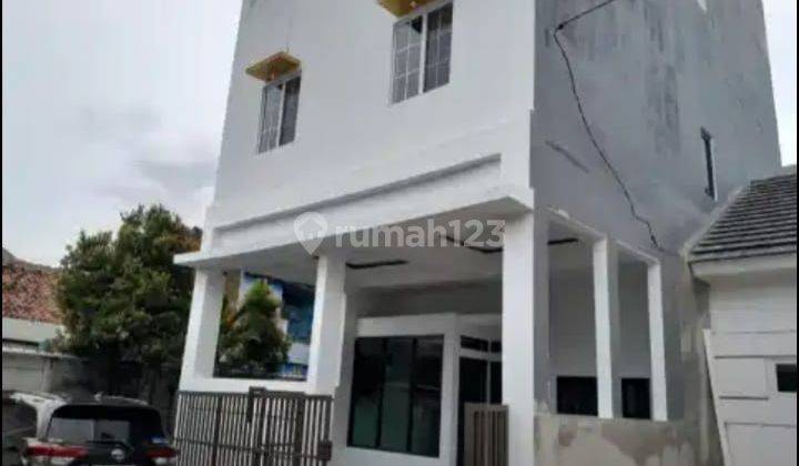 Dijual Murah Rumah 3 Lantai Terawat Siap Huni di Pinus Regency 1