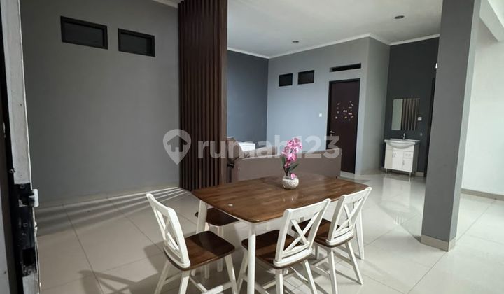 Disewakan Rumah Bagus Cantik Terawat Siap Huni Full Furnished Hadap Barat di Batununggal 2