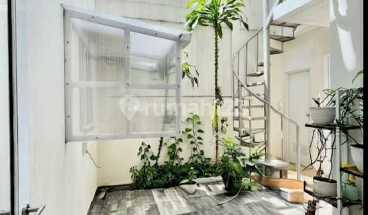 Disewakan Rumah Bagus Minimalis Terawat Siap Huni Semi Furnished Dekat dengan Clubhouse Type Amanda 9 Premium di Cluster Amanda Summarecon Bandung 2