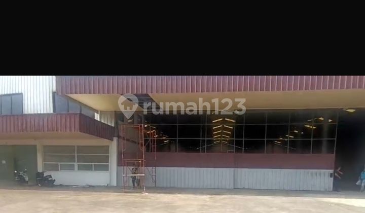 Large Warehouse Wide Access for 2 40-foot Containers in Purwakarta Large Warehouse Wide Access for 2 40-foot Containers in Purwakarta