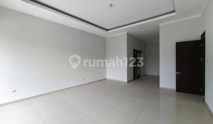 For Sale Good Luxury House with Large Spacious Rooms in Batununggal Bandung 2