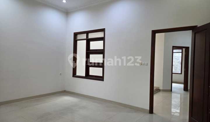 Dijual Rumah Sangat Bagus Cantik Terawat Siap Huni Ada Gudang Halaman Belakang Luas di Singgasana Pradana 2