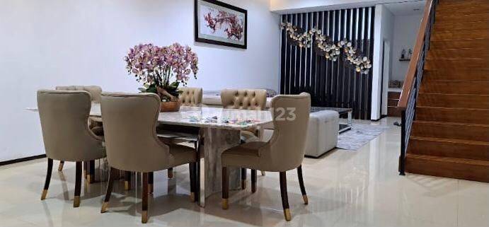 dijual rumah lux 2 lantai  semi furnish di singgasana pradana 1