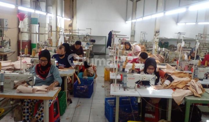 Translation: Rarely available garment production warehouse for sale, beautiful, spacious, well-maintained, ready to occupy, main road access for trucks, double, facing east, can be sold with the business in Gunung Batu.