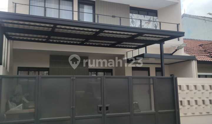 Dijual Rumah Baru Keren Minimalis Modern Ruang Keluarga Bawah dan Atas sangat Luas Ada Gudang Bonus Canopy Keamanan 24 Jam One Gate System di Taman Kopo Indah 