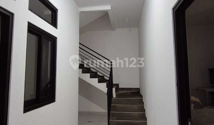 TRANSLATE: Sell Nice Pretty Spacious Luxurious Well-maintained Ready-to-occupy Semi-furnished Strategic Location Suitable for Business Office Residence 2.5-storey Building in Cigadung 2