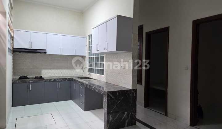 Dijual Rumah Sangat Bagus Terawat Siap Huni Halaman Belakang Luas Ada Gudang Keamanan 24 Jam One Gate System di Singgasana Pradana