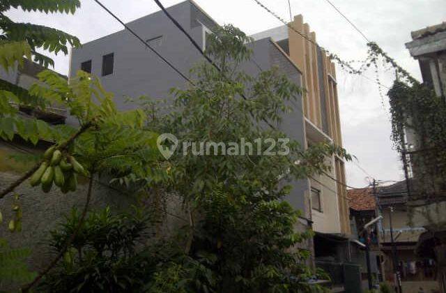 Dijual Turun Harga Rumah Kos 3 Lantai Strategis di Karapitan 1