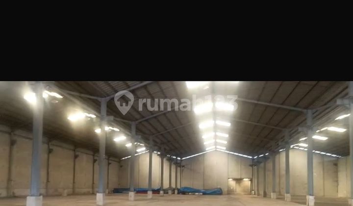 Large Warehouse Wide Access for 2 40-foot Containers in Purwakarta Large Warehouse Wide Access for 2 40-foot Containers in Purwakarta