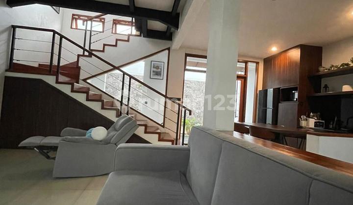 Dijual Rumah Bagus Terawat Siap Huni Furnished hanya yang Nempel di Setraduta 2