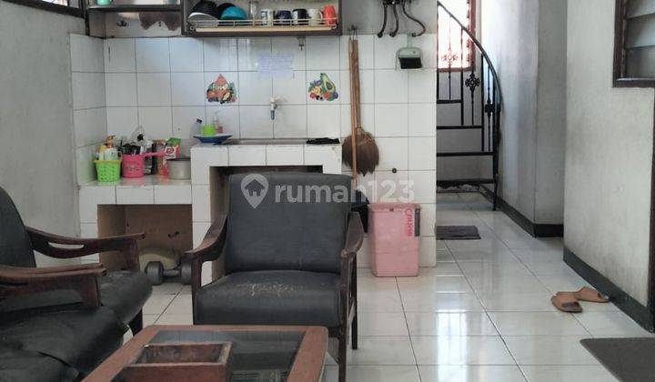 Dijual Kos Strategis 2 Lantai Tengah Kota di Sayap Lengkong 1