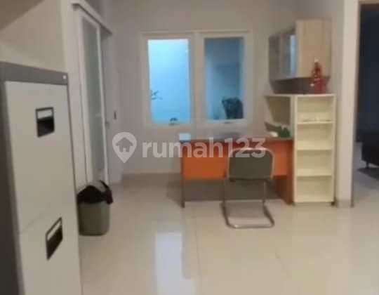 Rumah Bagus Terawat Siap Huni Semi Furnished  Baru Direnovasi Lingkungan Bersih Asri dan Aman Sirkulasi Udara Bagus Dekat Tol Buah Batu di Batununggal