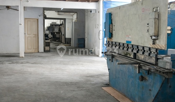 For Sale: Spacious, Beautiful, Well-Maintained Warehouse Ready to Occupy, Strategic Location on Main Road Near Kopo Toll, Suitable for Distribution Warehouse, Workshop, Factory, Commercial Investment, Negotiable Until Deal in Sukamenak.