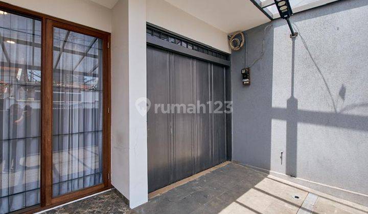 Dijual Rumah Cantik 2 Lantai Tengah Kota di Karang Anyar 2