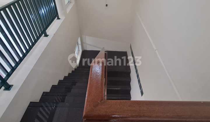 Dijual/Disewakan Rumah Bagus Cantik Luas Terawat Siap Huni Full Furnished di Setraduta 2