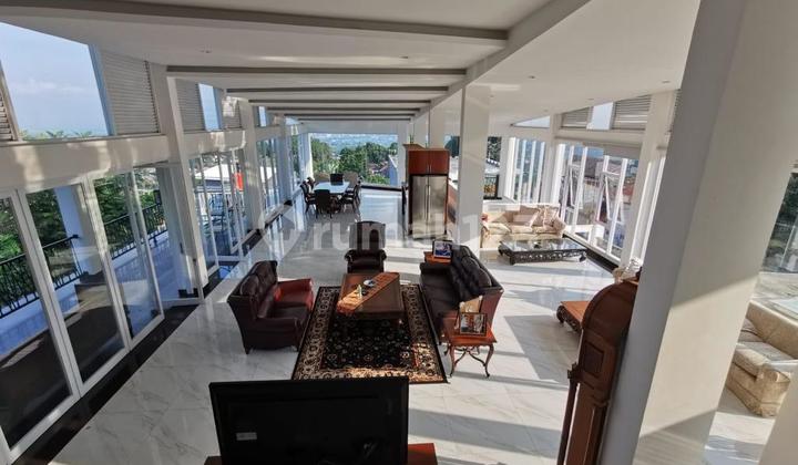 Rumah Bergaya Minimalis Lux Luas Siap Huni di Bukit Pakar dekat Dago