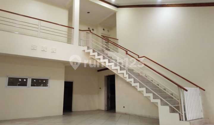 Sewa Ruang Usaha/Rumah Tinggal Luas Bagus Cantik Terawat Siap Huni Bangunan 2 Lantai di Jalan Karawitan Turangga Buah Batu