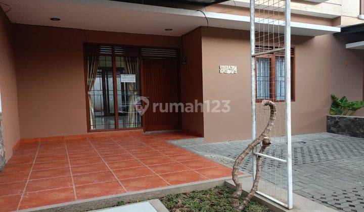 garasi/carport dijual rumah 2 lantai di