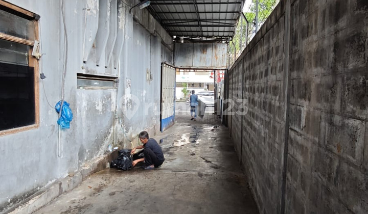 For Rent Shophouse/ Commercial Space on Main Road Padjajaran Bandung City Center Strategic and Bustling 2
