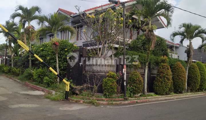 Selling a Spacious and Green House in Sayap Setiabudi, Bandung City 2