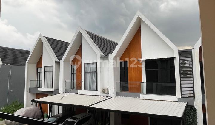 Rumah 2 Lantai di Jalan Raya Jakarta Timur Rumah 2 Lantai di Jalan Raya Jakarta Timur