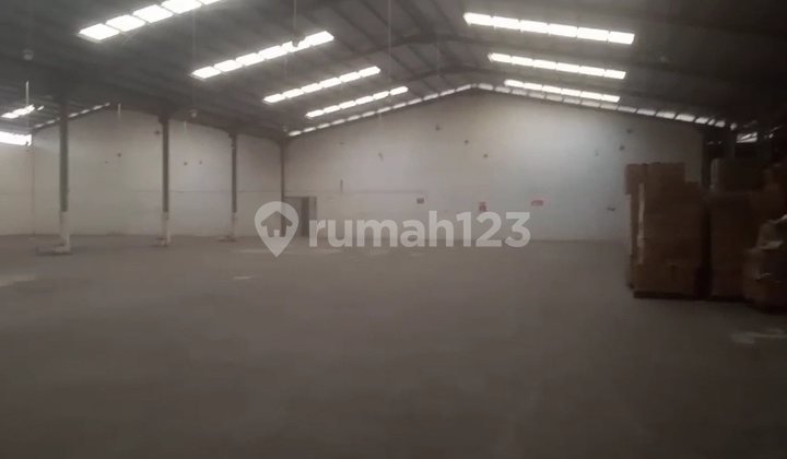 Sewa Gudang Luas 3 Ribu Truk Fuso 40" di Pasar Baru Tangerang